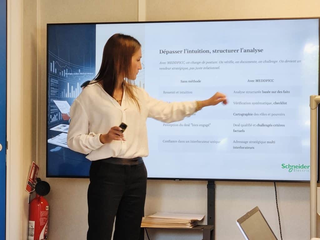 Une future formatrice présente son cours à l'ensemble des apprenants